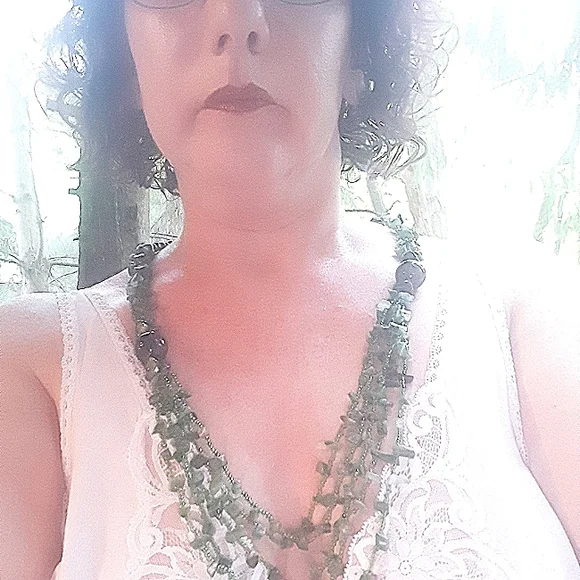 Beautiful Malachite Colored Necklace - Picture 4 of 4